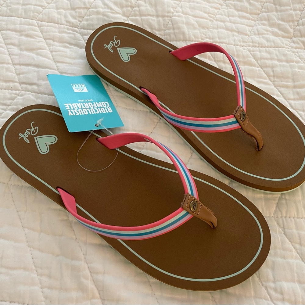 (SOLD) NWT Reef Flip Flops - Youth 6/7